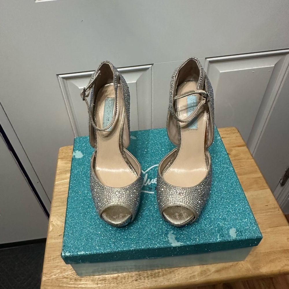 Betsey Johnson Something Blue 7 1/2 Heels